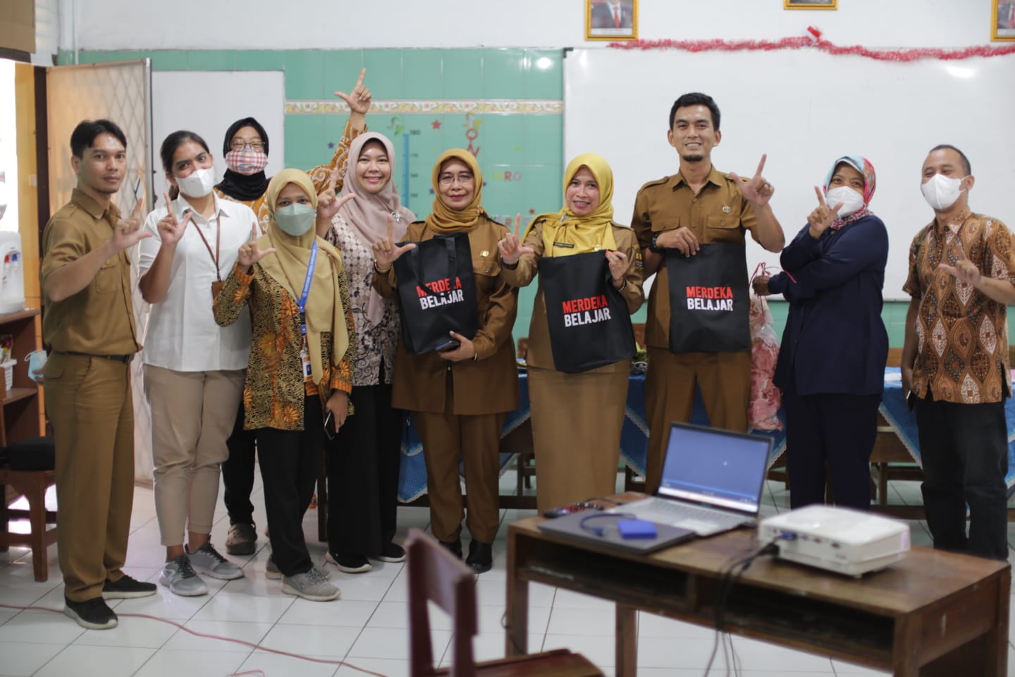 <center>Press Tour Kemendikbud Ristek di SDN Kebon Baru 4 Kota Cirebon</center> video
